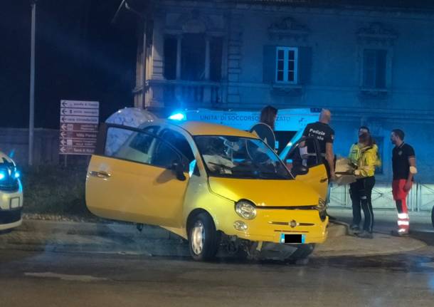 Incidente a Varese, con l'auto finiscono sulla rotonda