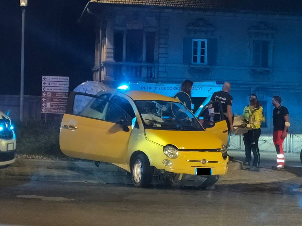 Incidente a Varese, con l'auto finiscono sulla rotonda