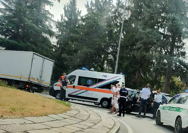 Incidente alla rotatoria tra viale Toselli e San Michele del Carso