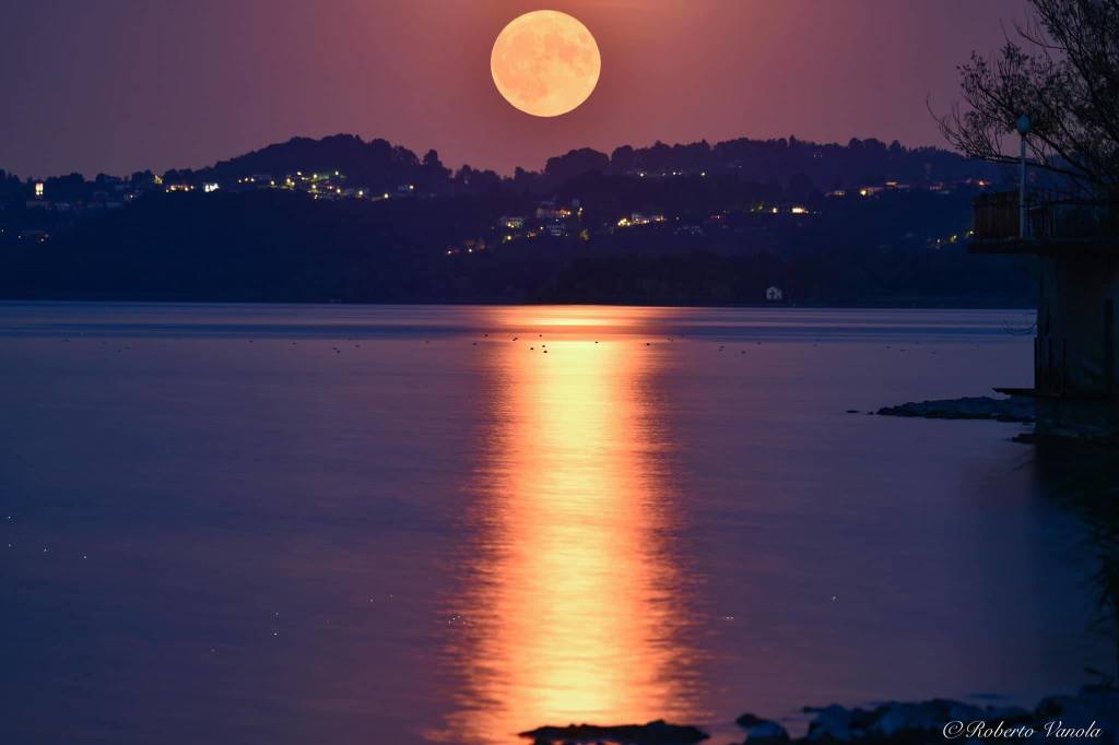 La luna del Cervo sul Lago di Varese