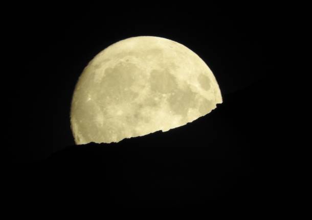 La montagna e la luna - foto di Manuele Quartiani