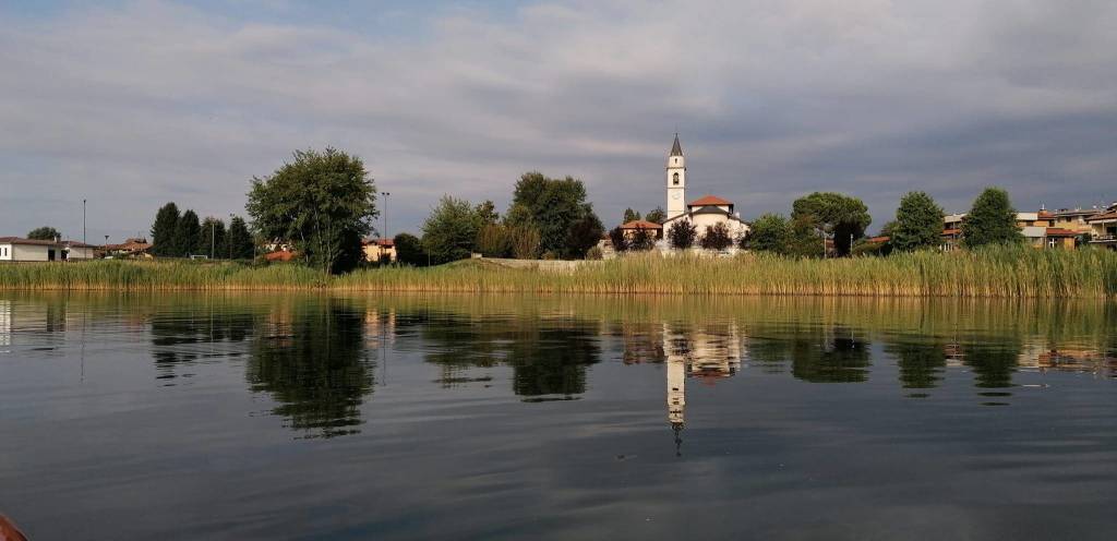 La parrocchia di Cadrezzate si specchia nel lago