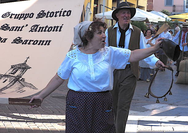 La sfilata storica per le vie di Saronno col Gruppo Sant’Antoni da Saronn