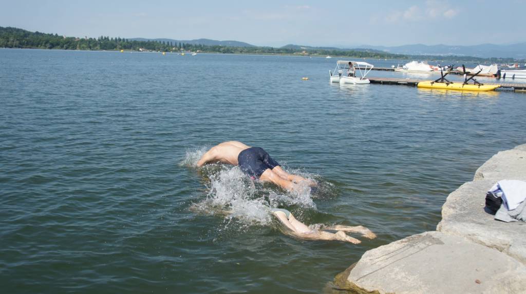 Lago di Varese, festa e primi tuffi alla Schiranna