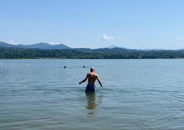 Lago di Varese, festa e primi tuffi alla Schiranna 