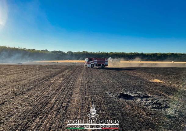 Maxi incendio tra Dairago e Arconate