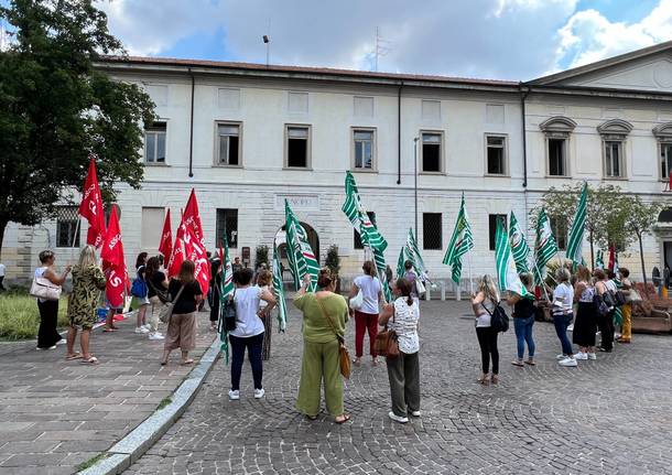 protesta lavoratrici scuola busto arsizio