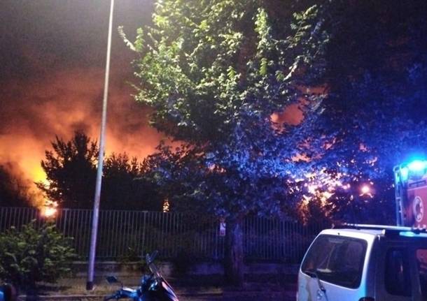 Rogo nella notte, a fuoco la Texmantova di Garbagnate Milanese