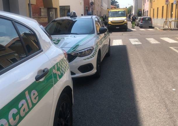 Scontro auto camion, abbattuto il portone di una casa