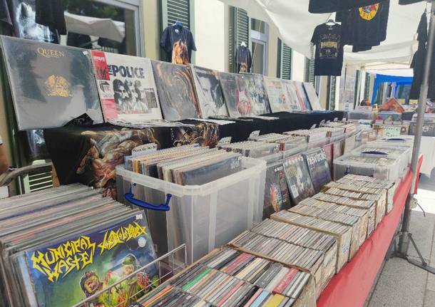 Sesto Calende in vinile, 33 giri e compact disc nel cortile della biblioteca