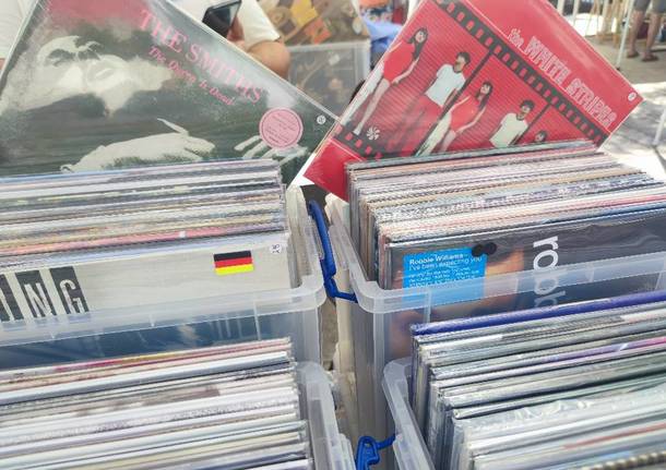 Sesto Calende in vinile, 33 giri e compact disc nel cortile della biblioteca