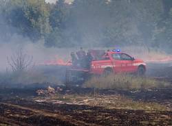 A fuoco un campo tra le case di Gazzada Schianno