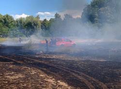 A fuoco un campo tra le case di Gazzada Schianno