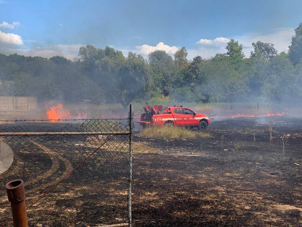 A fuoco un campo tra le case di Gazzada Schianno