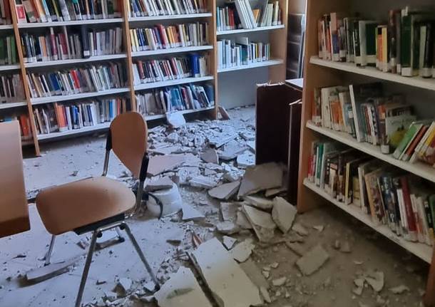 A Lomazzo è crollata una parte del controsoffitto della biblioteca comunale