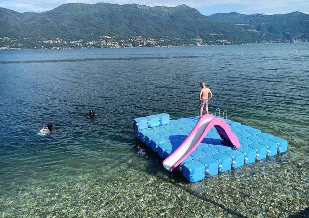 A Porto Valtravaglia il vento mette in difficoltà lo scivolo in spiaggia, sub volontari lo riparano