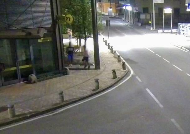 Atti vandalici e abbandono di rifiuti in centro a Rovello Porro. Incastrati dalla videosorveglianza