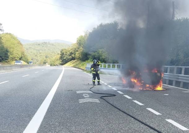 auto in fiamme a26 Meina