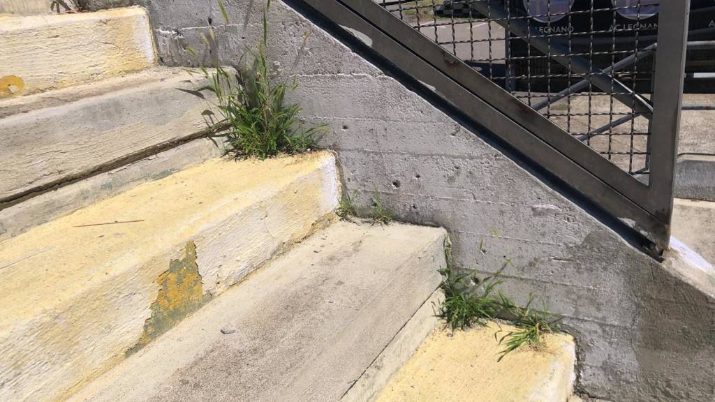 Campo sportivo a Legnano, torna il manto erboso