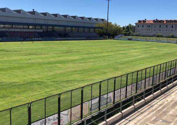 Campo sportivo a Legnano, torna il manto erboso