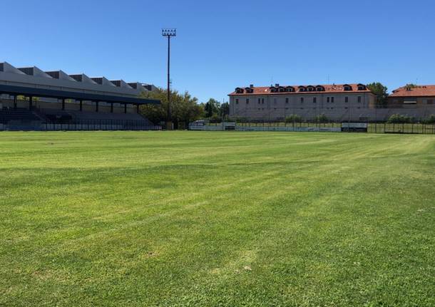 Campo sportivo a Legnano, torna il manto erboso