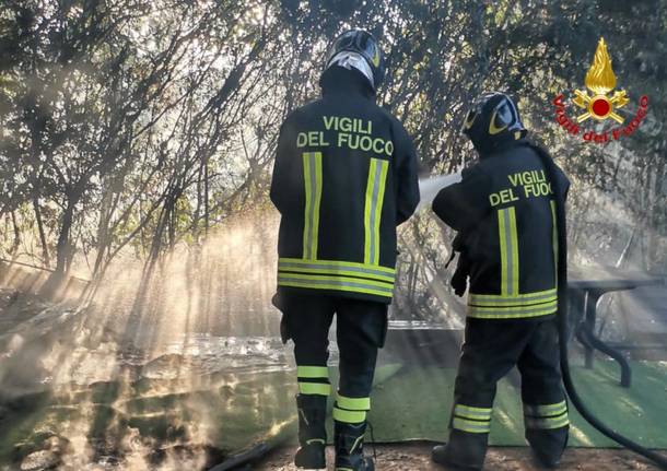 Chiosco in fiamme sul lungolago di Gavirate