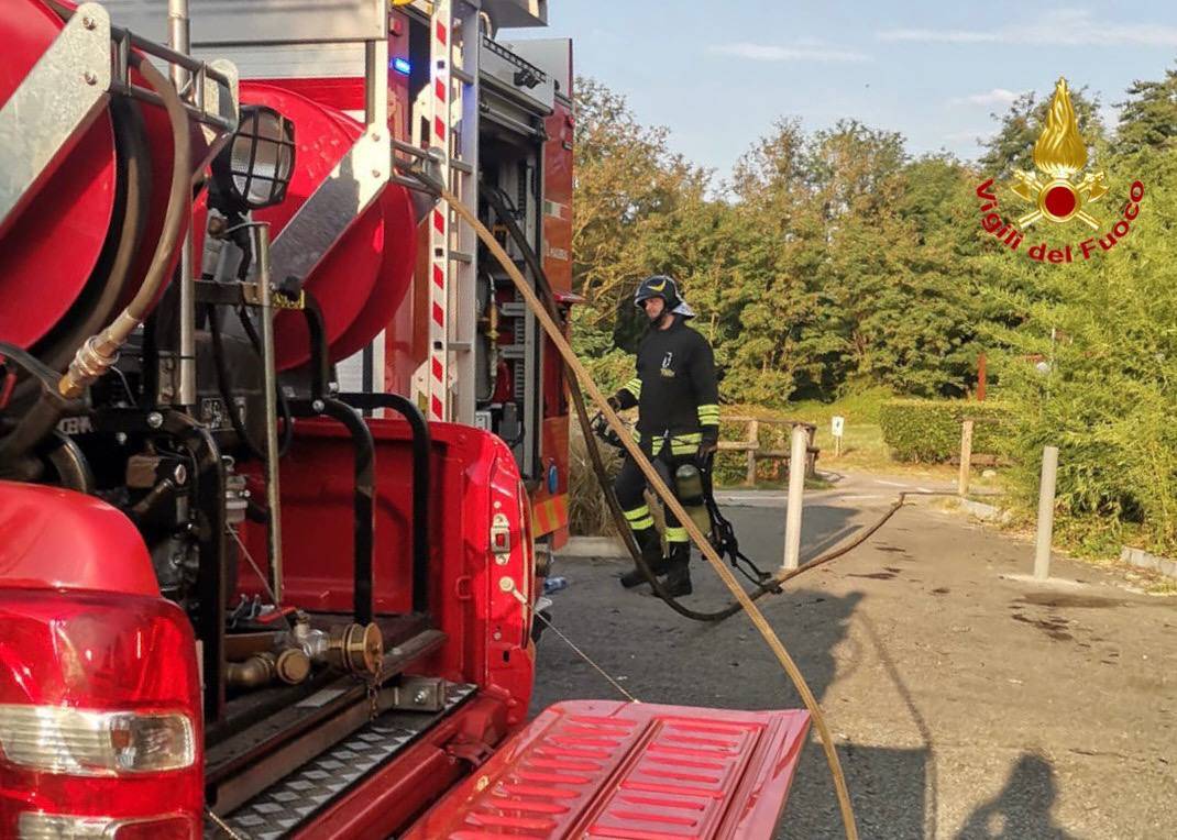 Chiosco in fiamme sul lungolago di Gavirate
