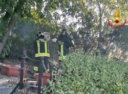 Chiosco in fiamme sul lungolago di Gavirate