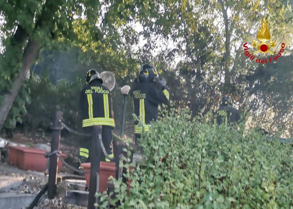 Chiosco in fiamme sul lungolago di Gavirate