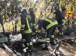 Chiosco in fiamme sul lungolago di Gavirate