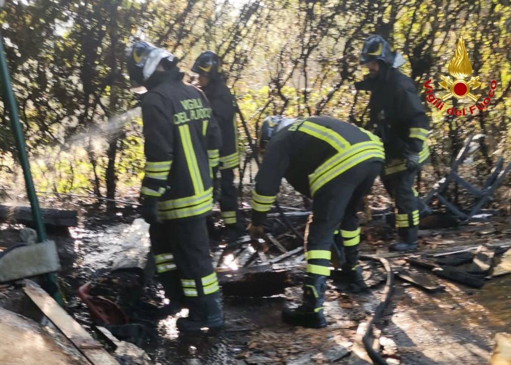 Chiosco in fiamme sul lungolago di Gavirate