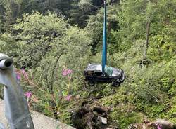 Auto fuori strada a Baceno