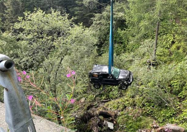 Auto fuori strada a Baceno