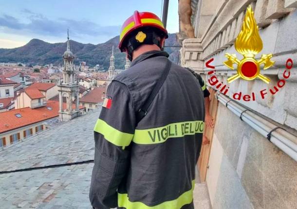 Vigili del fuoco in azione al Duomo di Como per sei giovani