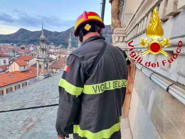 Vigili del fuoco in azione al Duomo di Como per sei giovani
