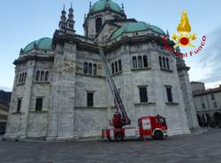 Vigili del fuoco in azione al Duomo di Como per sei giovani