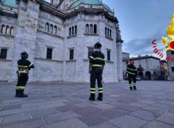 Vigili del fuoco in azione al Duomo di Como per sei giovani