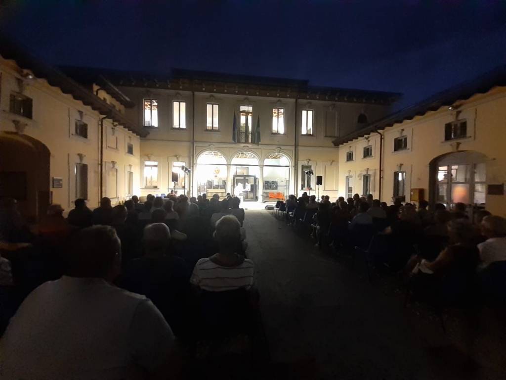 Cerro Maggiore fa festa con la Fiera di San Francesco e premia i volontari del Giro Handbike 