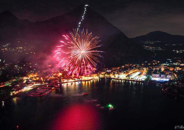 Fuochi d'artificio laveno - ph. Roberto Vanola