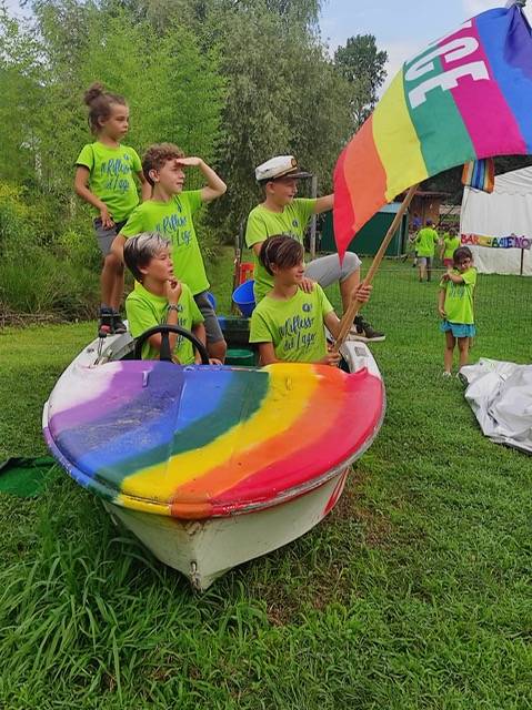 Il riflesso sul lago campo estivo padanassistenza