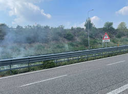 Incendio lungo la superstrada di Malpensa