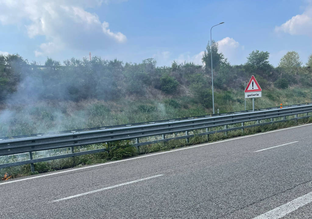 Incendio lungo la superstrada di Malpensa