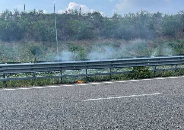 Incendio lungo la superstrada di Malpensa