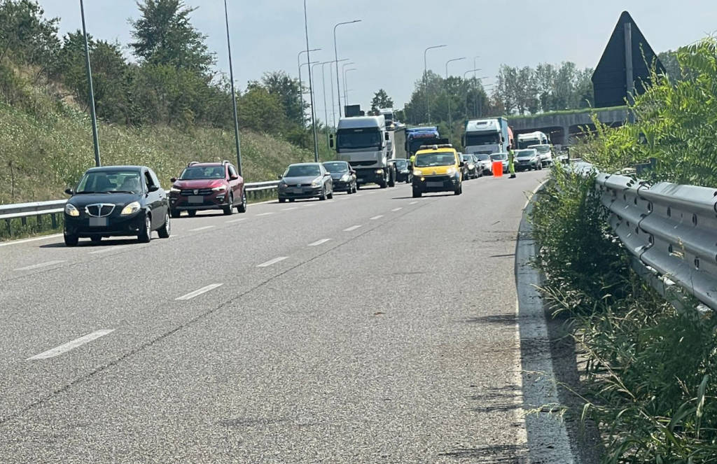 Incendio lungo la superstrada di Malpensa