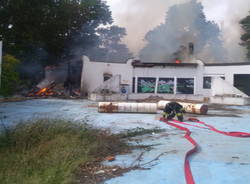 Incendio nell'area dismessa del locale Toro Loco a Villa Cortese