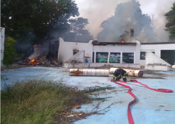 Incendio nell'area dismessa del locale Toro Loco a Villa Cortese