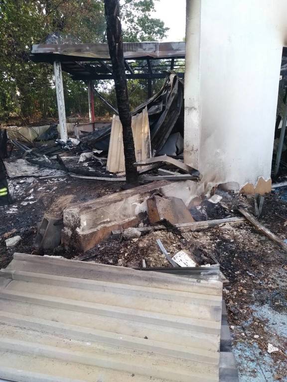 Incendio nell'area dismessa del locale Toro Loco a Villa Cortese