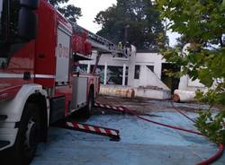 Incendio nell'area dismessa del locale Toro Loco a Villa Cortese