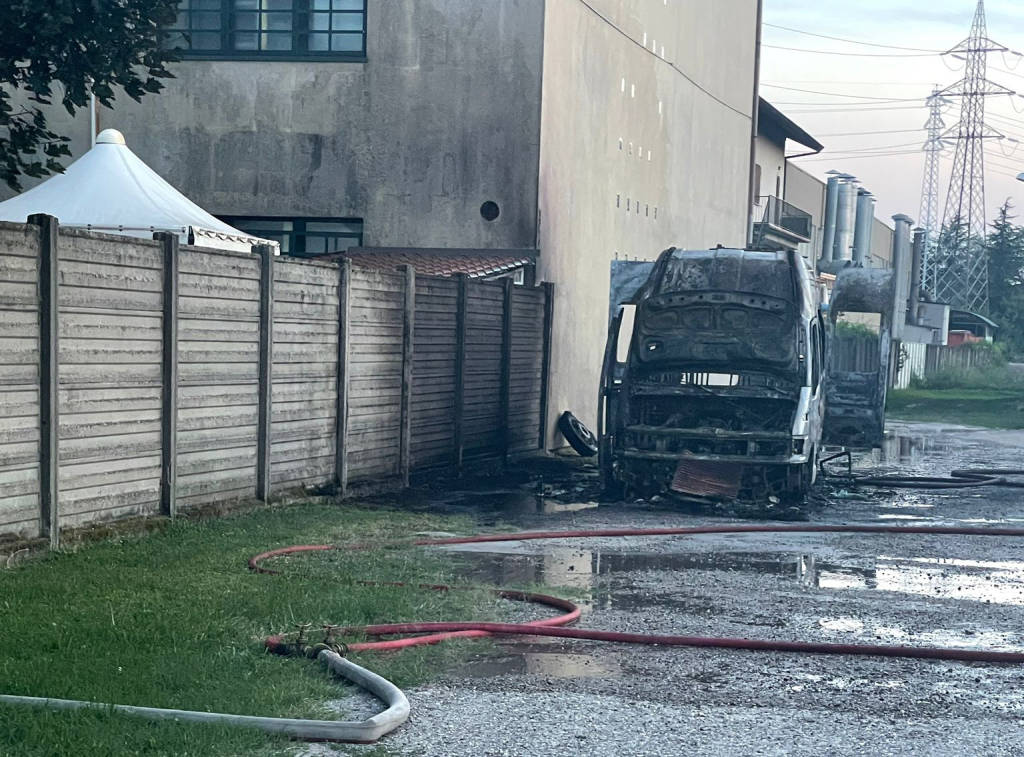 Incendio pulmino a Robecchetto con Induno