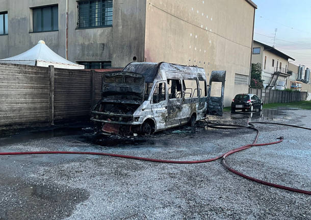 Incendio pulmino a Robecchetto con Induno